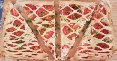 Tarte aux tomates et xinomizithra (feta) Tarte aux tomates et xinomizithra (feta)