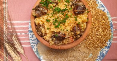 Chondros me choclious – blé grossièrement moulu aux escargots crétois Chondros me choclious – blé grossièrement moulu aux escargots crétois