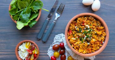 Oeufs brouillés à la tomate et à la feta oeufs à la poele grec