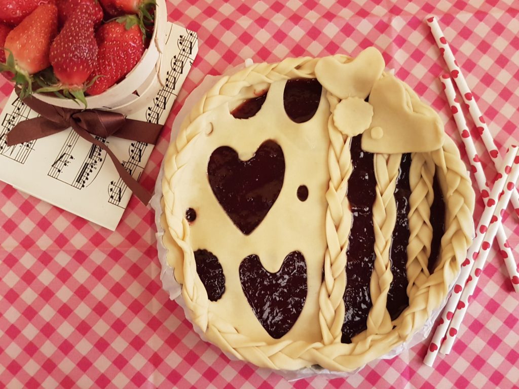 Pasta flora spécial fête des Mères décorée de cœurs et de tresses de pâte, avec des fraises fraîches
