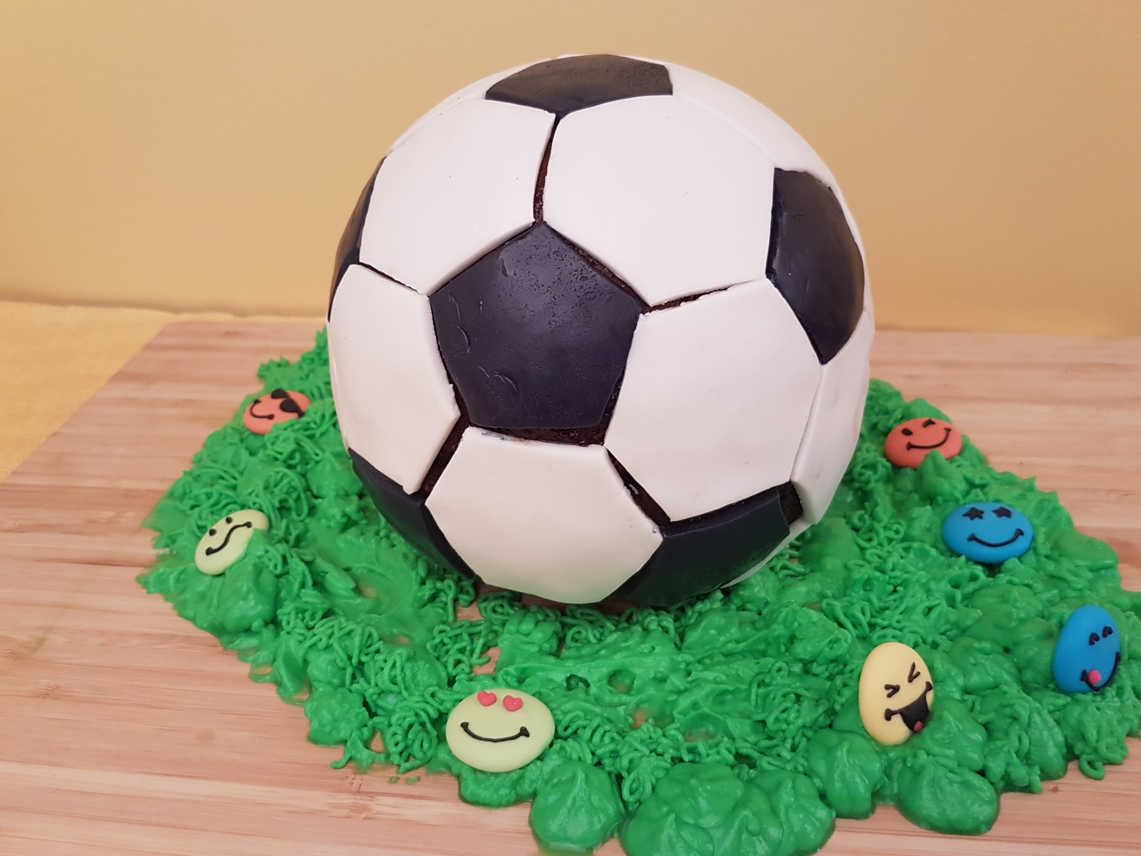 Gâteau ballon de foot à la caroube de Crète 1 Gâteau ballon de foot à la caroube de Crète, pâte à sucre et pelouse en crème verte