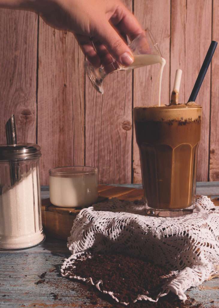 Café grec glacé – le frappé à l’ancienne (pagomenos ellinikos)