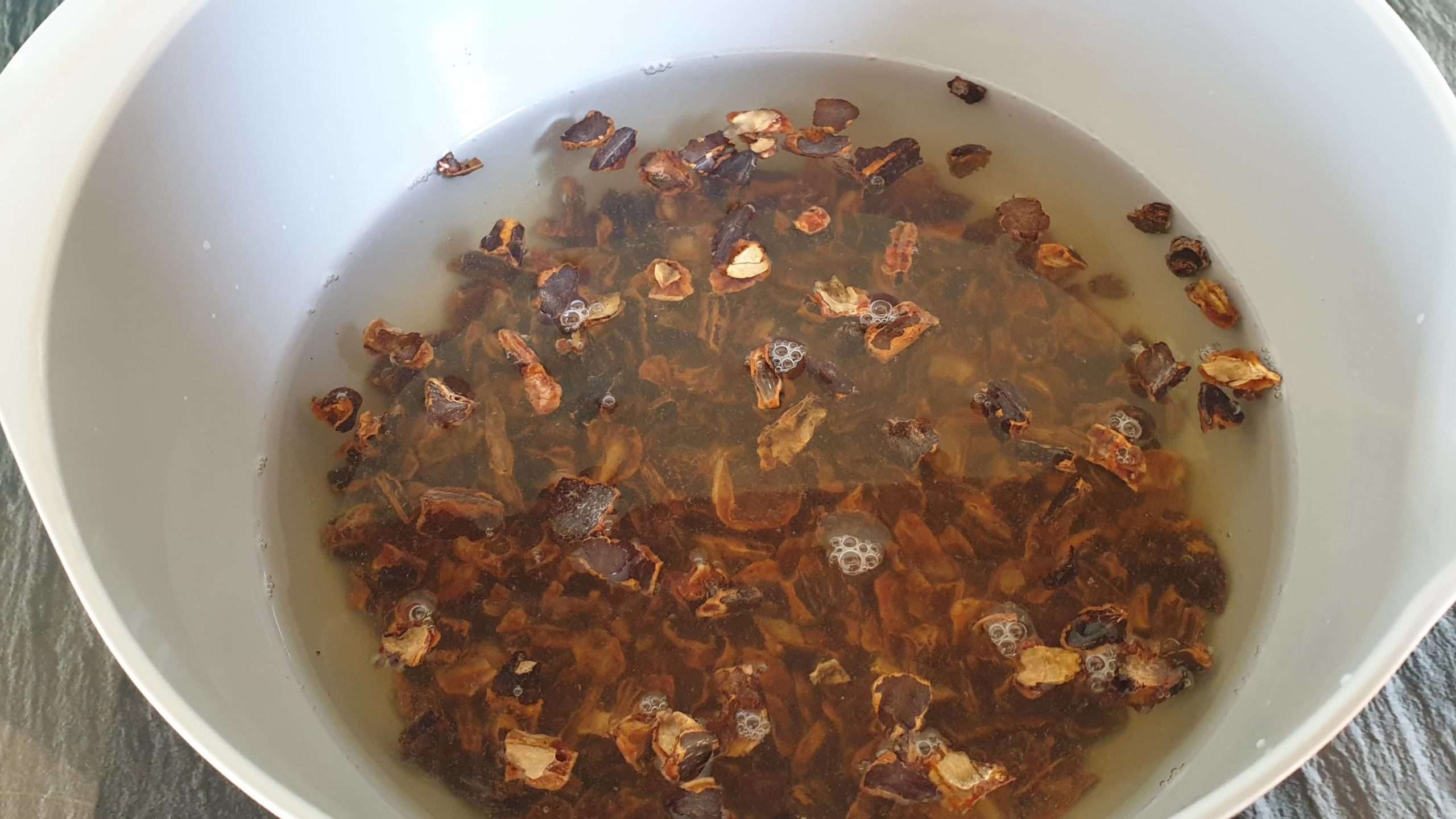 1ère étape : tremper les morceaux de gousse de caroube dans de l'eau
