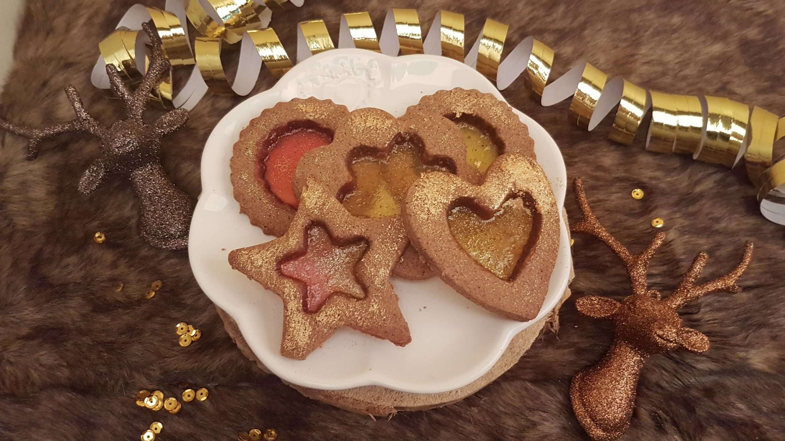 5 biscuits à la caroube sous forme différentes (coeur, étoiles, ...)