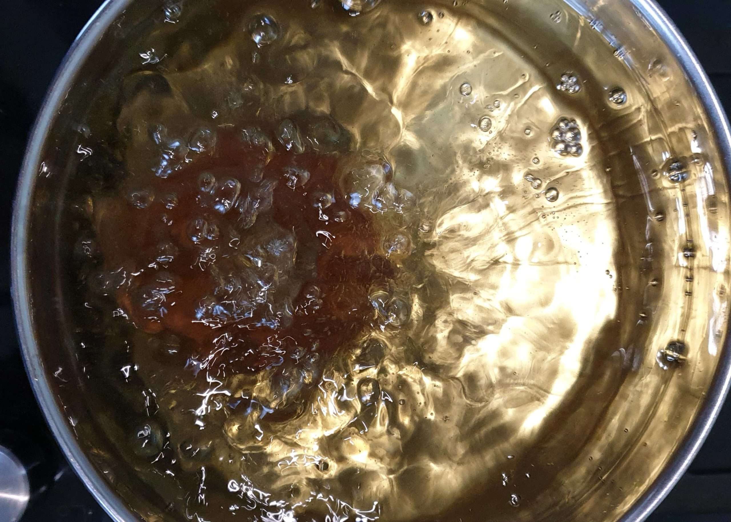 Huile de tournesol en ébullition dans une casserole