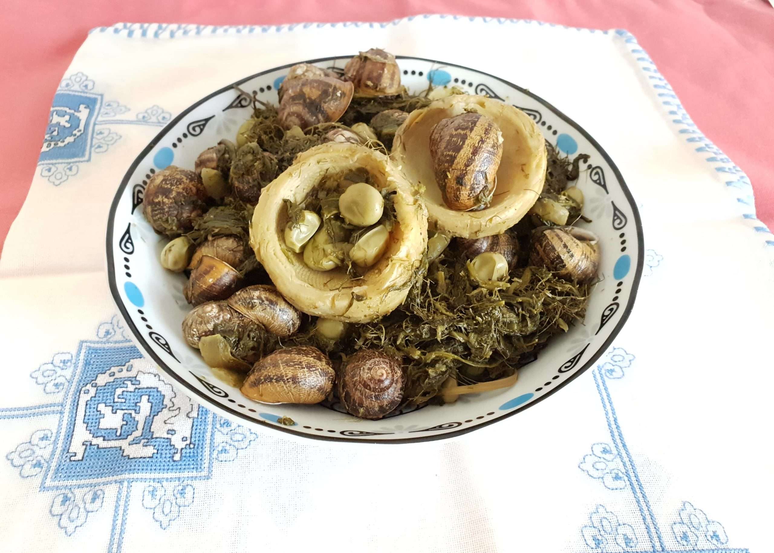escargots aux artichauts dans une assiette