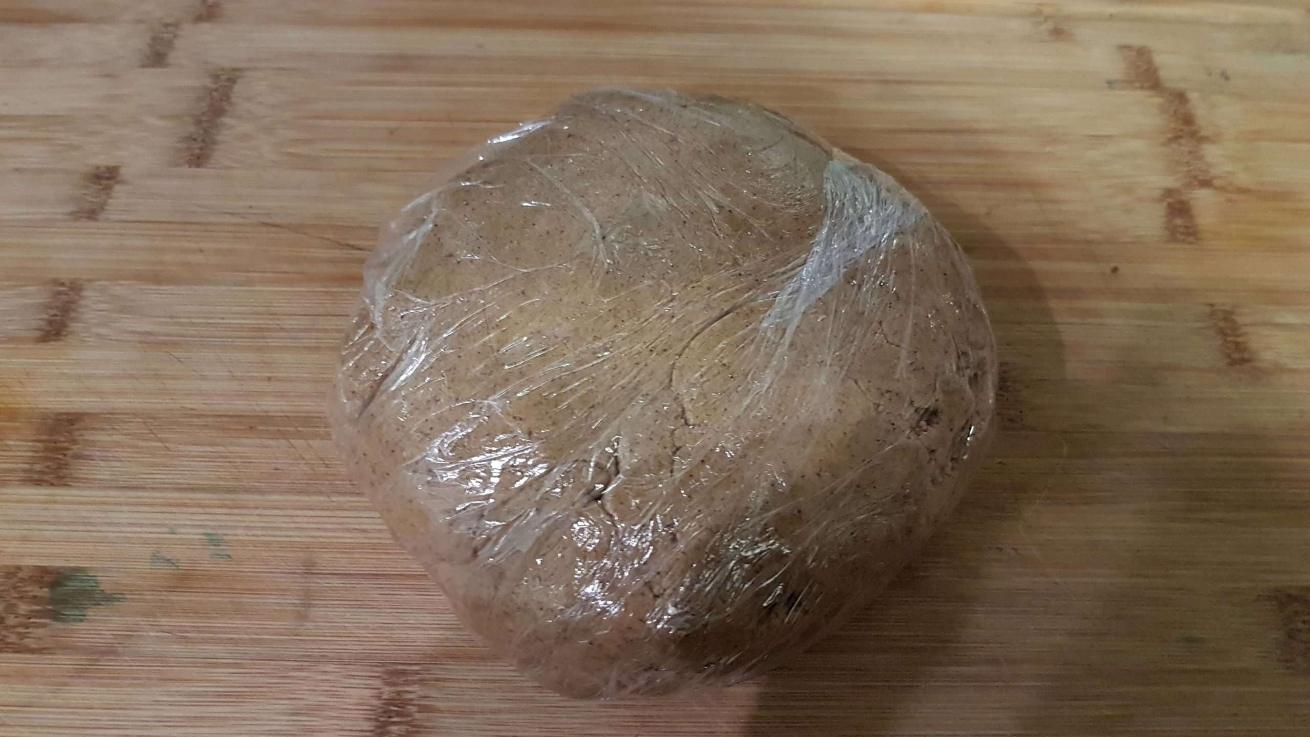 pâte en forme de boule entourez de film alimentaire