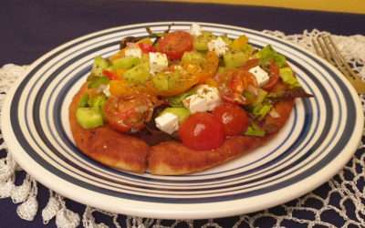 Pain pita grec accompagné d’une salade grecque