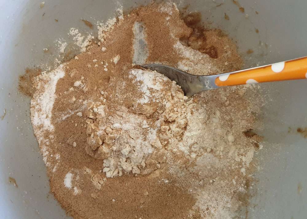 L'ajout des farines et de la levure chimique dans les oeufs et le sucre blanchie dans un saladier