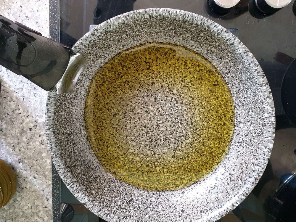 Huile d'olive dans une poêle