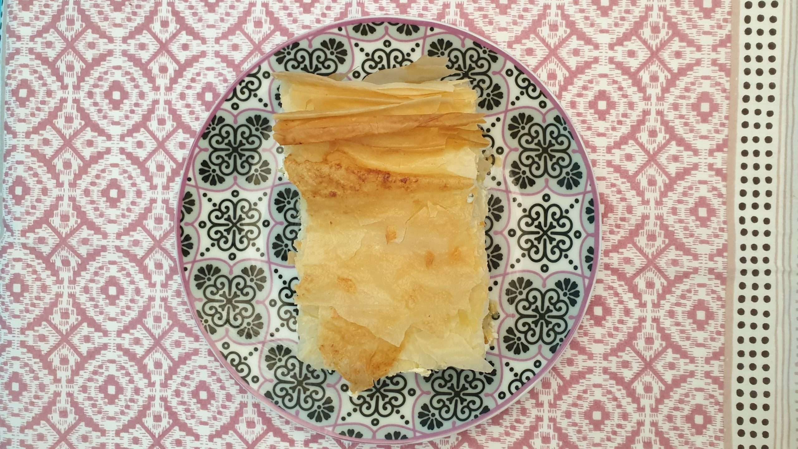 Tiropita avec pâte filo et feta après cuisson