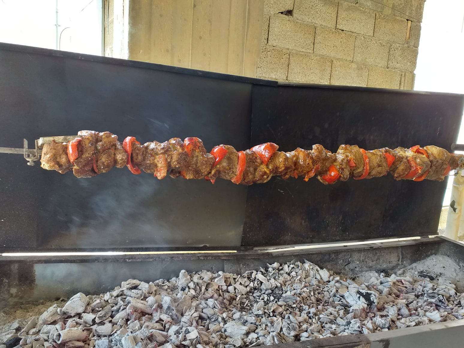 Délicieux Kontosouvli au porc grillé sur une broche au feu de bois.