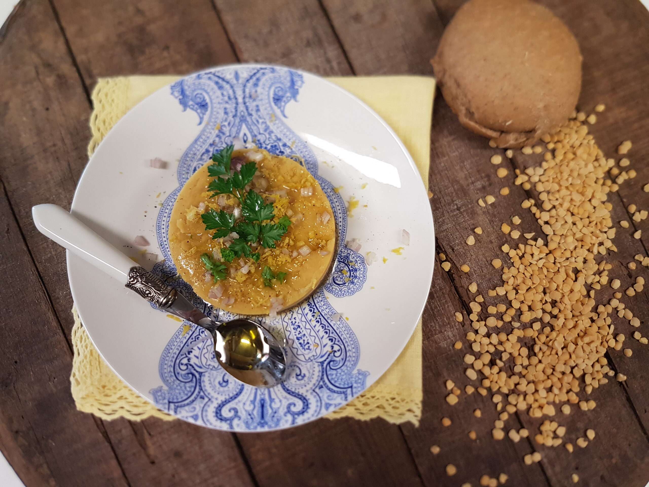 Rencontrez une cuisinière passionnée qui nous présente son délicieux galaktoboureko fait maison, un dessert grec traditionnel. Cette image montre le galaktoboureko avec ses superbes couches de pâte phyllo croustillantes et sa crème pâtissière riche et onctueuse. Préparé dans une cuisine moderne, ce dessert est prêt à impressionner les invités et à apporter une touche de douceur à toute occasion. Découvrez la recette et les astuces pour réaliser ce dessert grec authentique chez vous.