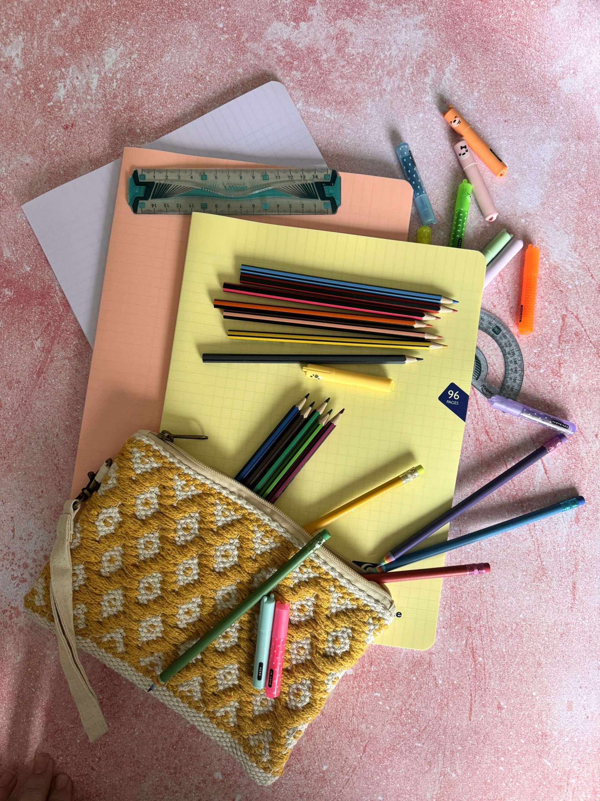 Fournitures de rentrée : cahiers, crayons de couleur et trousse