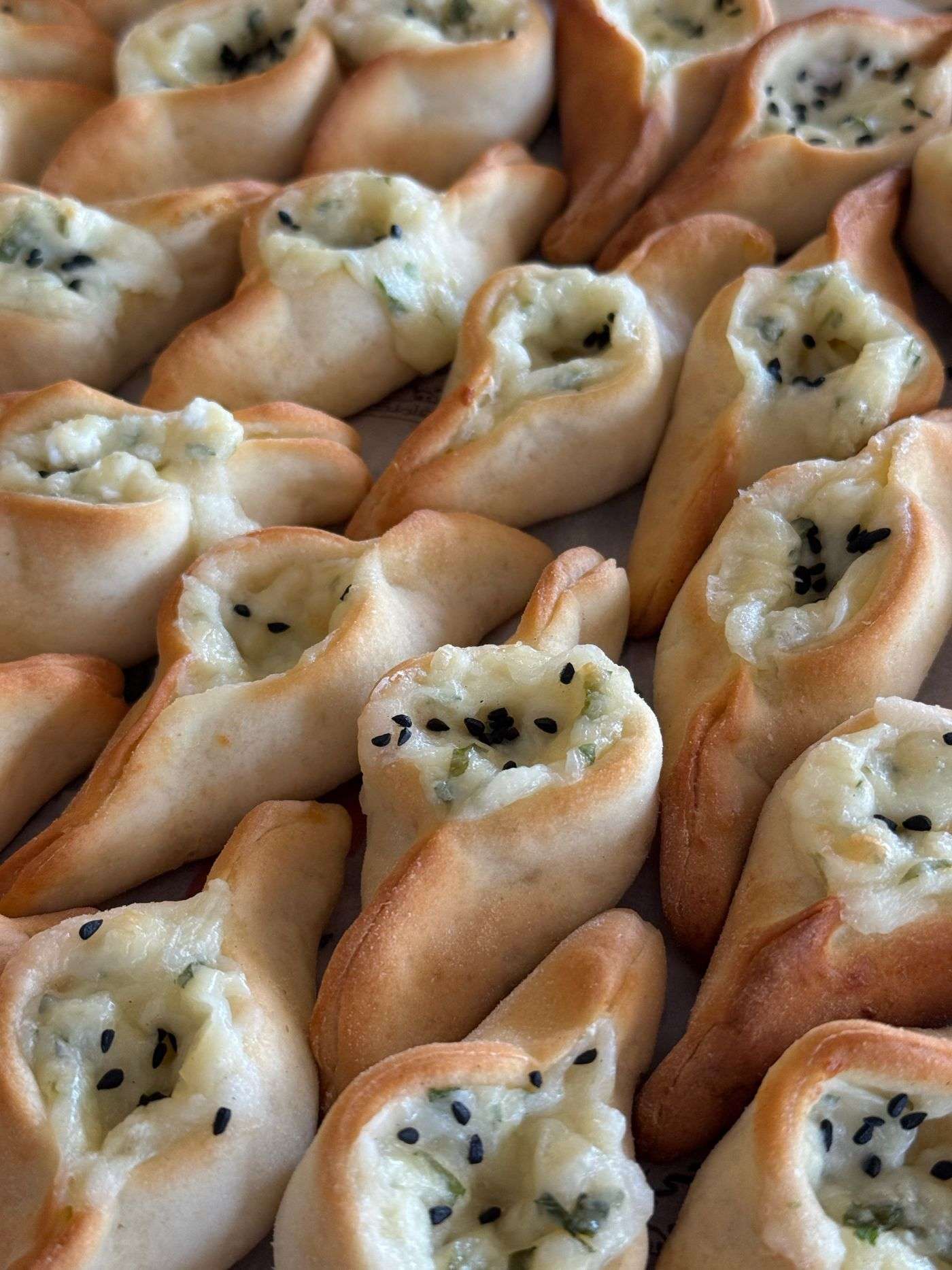 Amuse-bouches à la feta grecque dorés au four pour l'apéritif