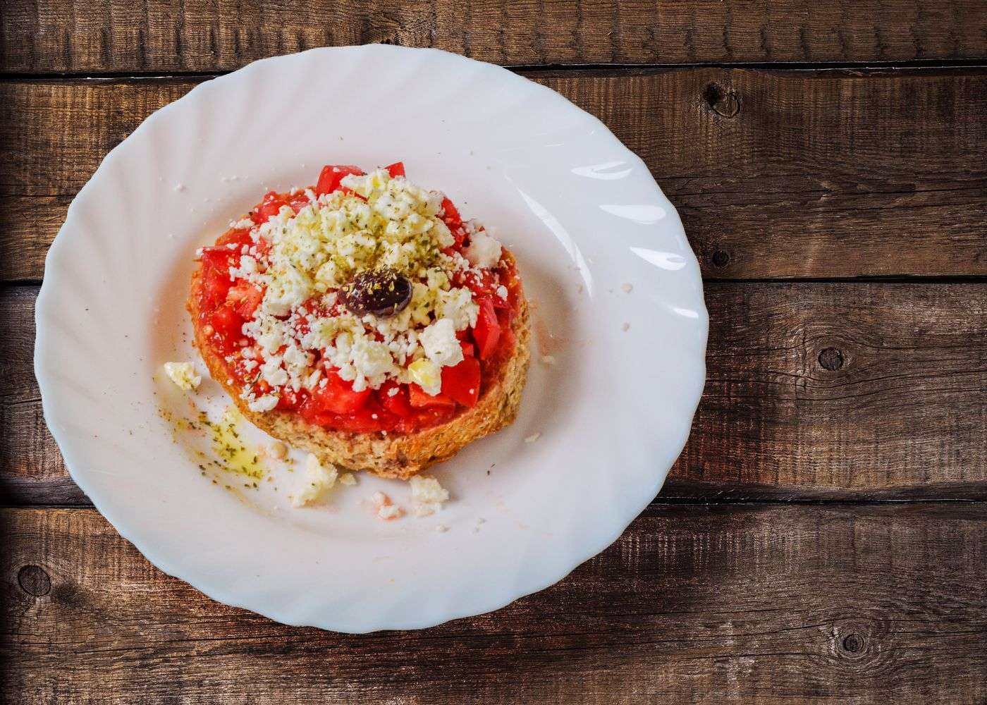 Dakos crétois : la vraie salade-pain de Crète 1 Dakos crétois : paximadi, tomate, feta, olives et origan
