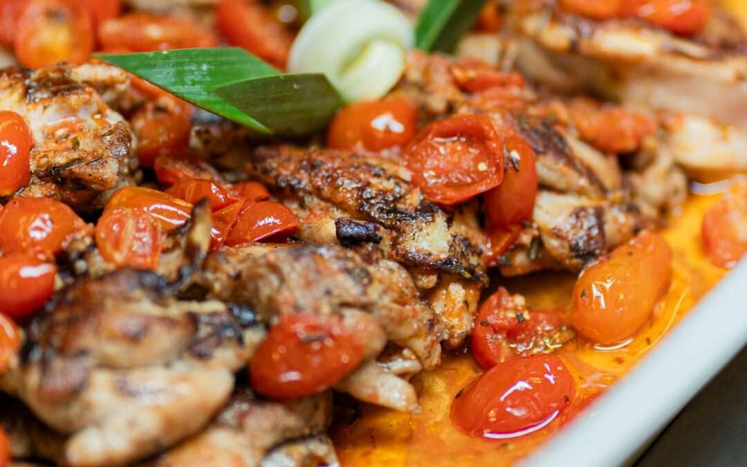 Filet de poulet farci à la feta, tomates séchées et sirop de caroube