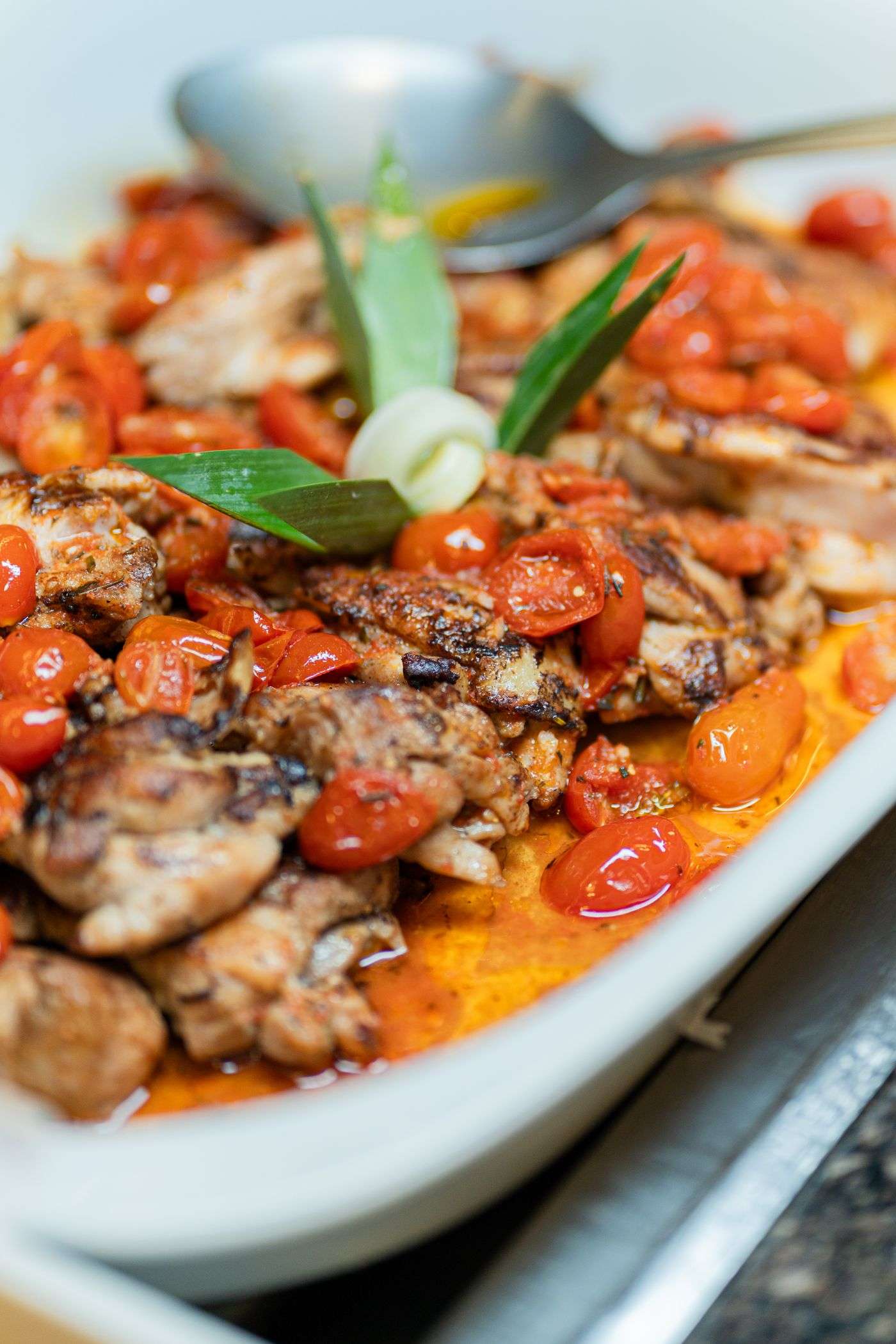 Filet de poulet farci à la feta, tomates séchées et sirop de caroube, tranché