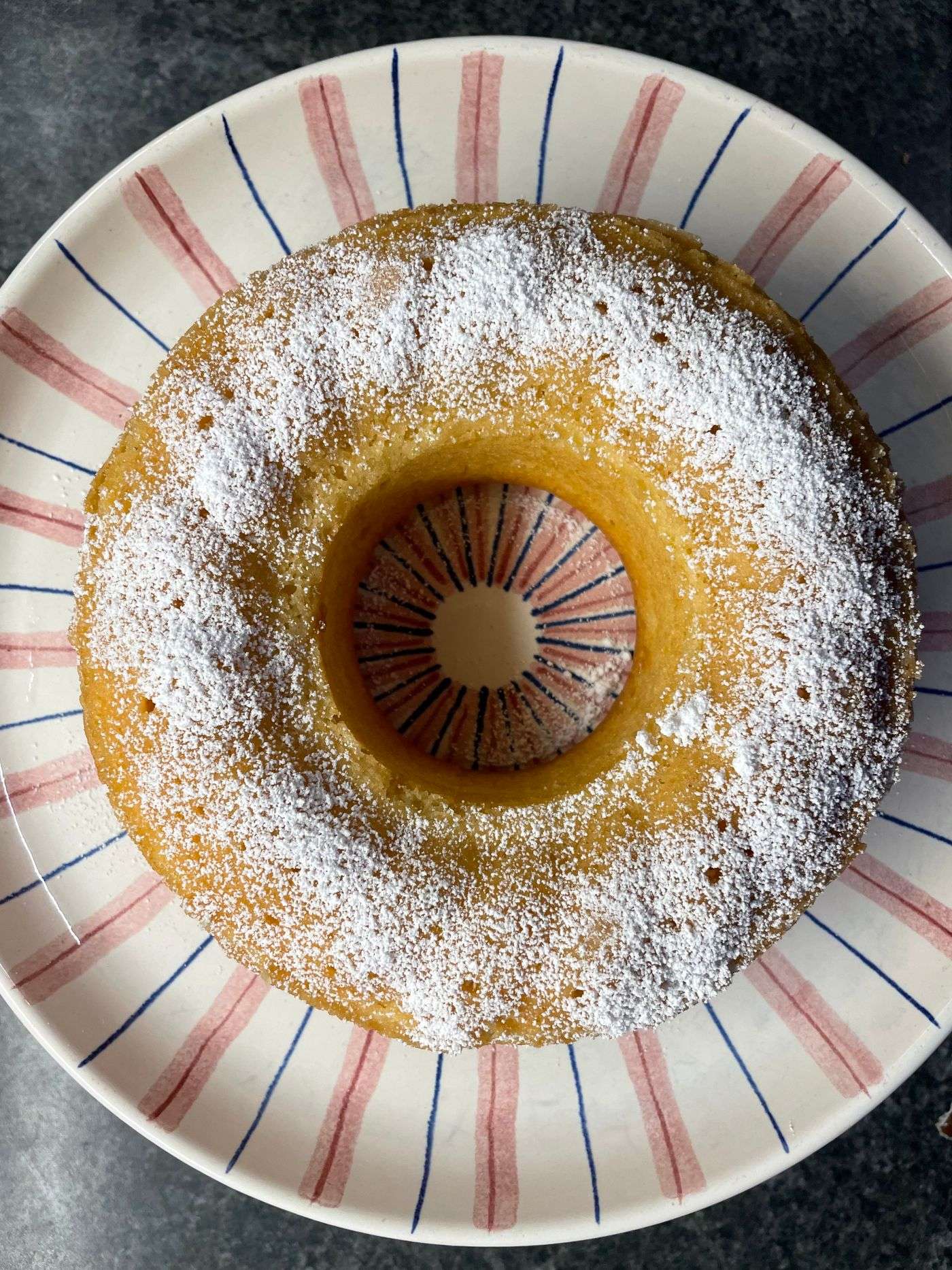 Gâteau au yaourt grec de Crète, doré et saupoudré de sucre glace
