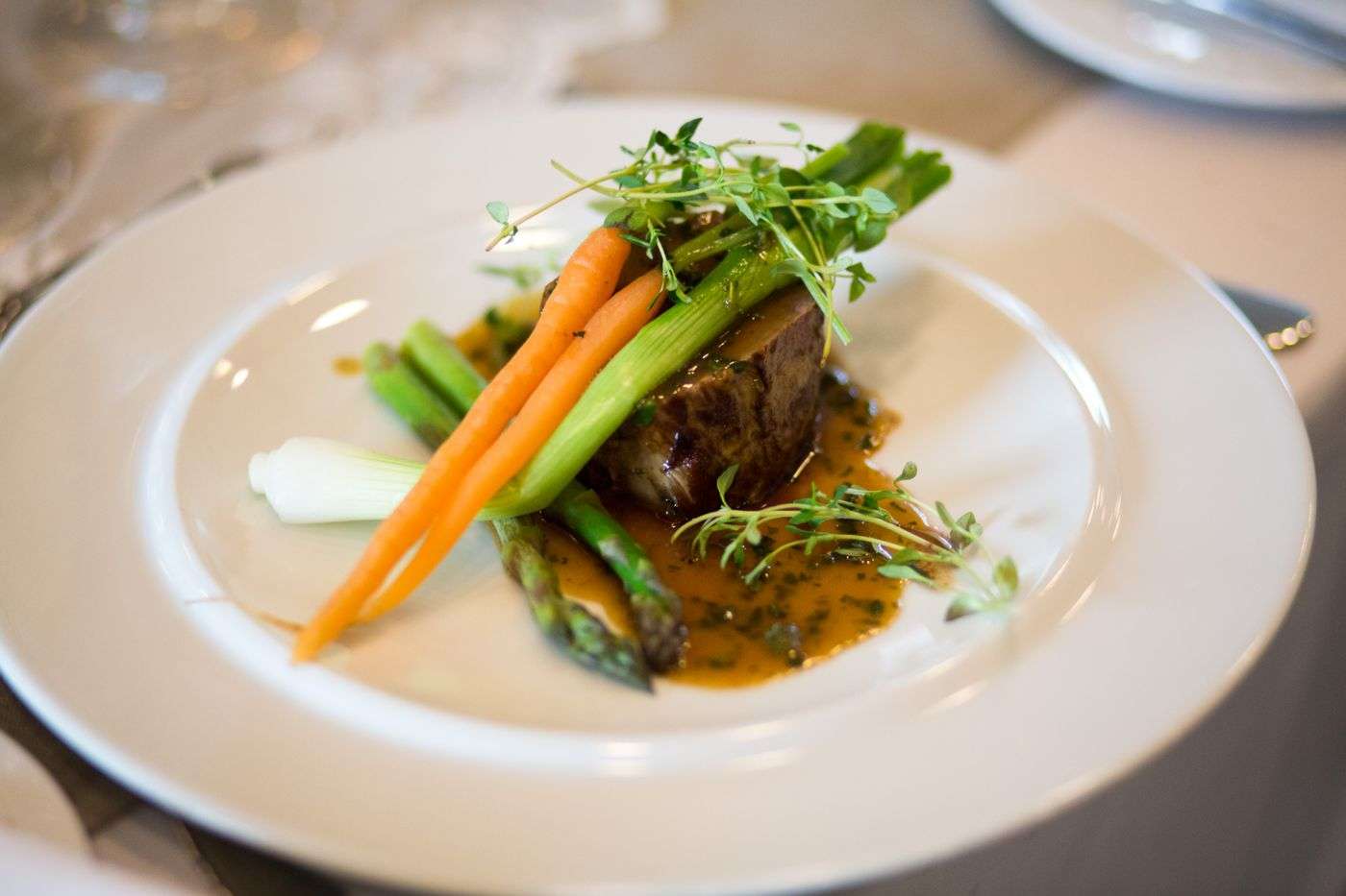 Lapin au xinochondro et aubergine, crème de graviera et stamnagathi 1 Lapin au xinochondro et aubergine, dressage gastronomique crétois