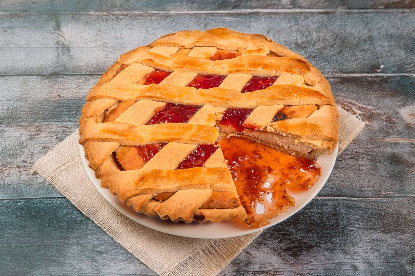 Pasta flora, tarte grecque à la confiture avec son treillis de pâte doré