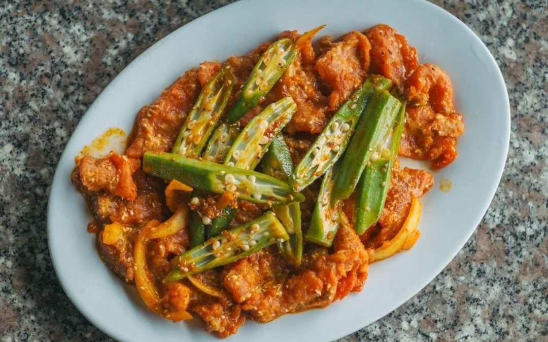 Poulet aux gombos (bamyes) à la grecque