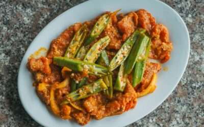 Poulet aux gombos (bamyes) à la grecque