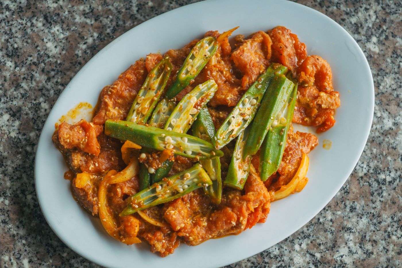 Poulet aux gombos (bamyes) mijoté à la sauce tomate, recette grecque