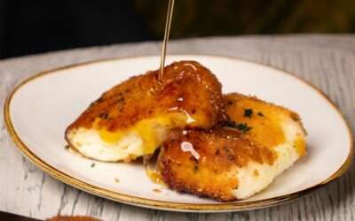 Saganaki : le fromage grec frit au miel et au sésame