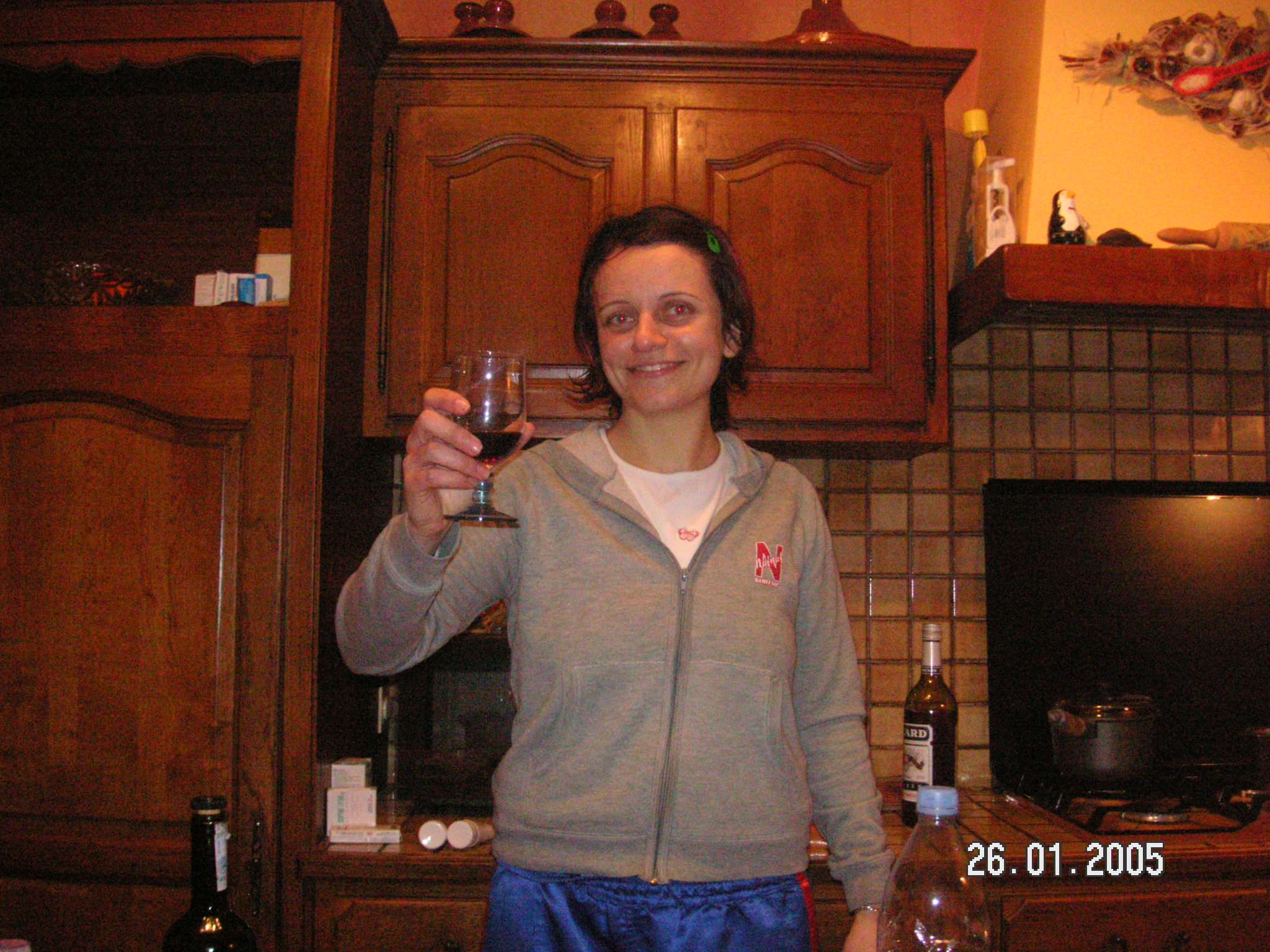 Le jour où j'ai débarqué en Normandie 2 Maria lève un verre de vin rouge dans sa cuisine normande en janvier 2005