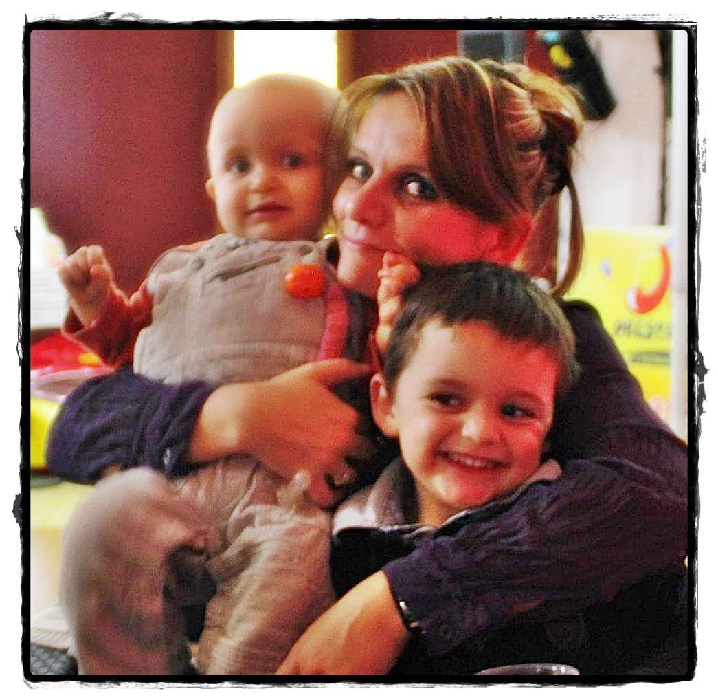 Le jour où j'ai débarqué en Normandie 3 Maria avec ses deux enfants, Lucas et Andréas, en Normandie