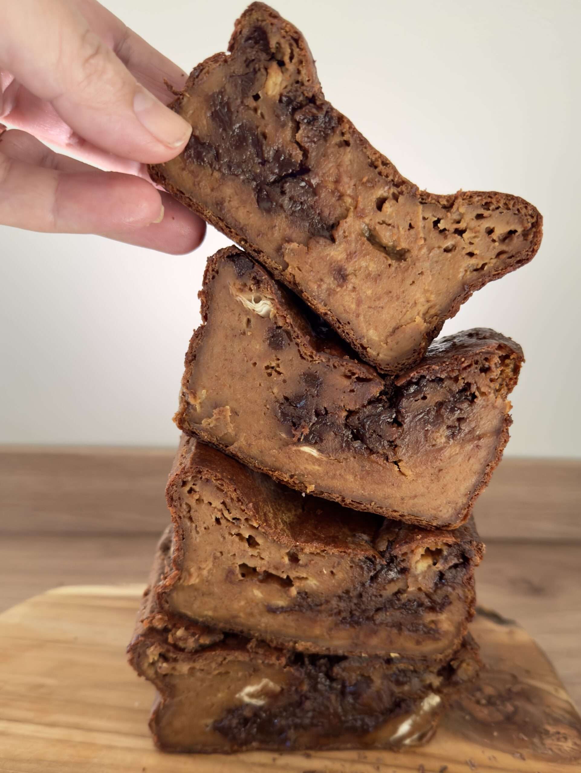 Cake banane-chocolat à la pâte filo séchée, sans farine ni sucre, coupé en tranches fondantes