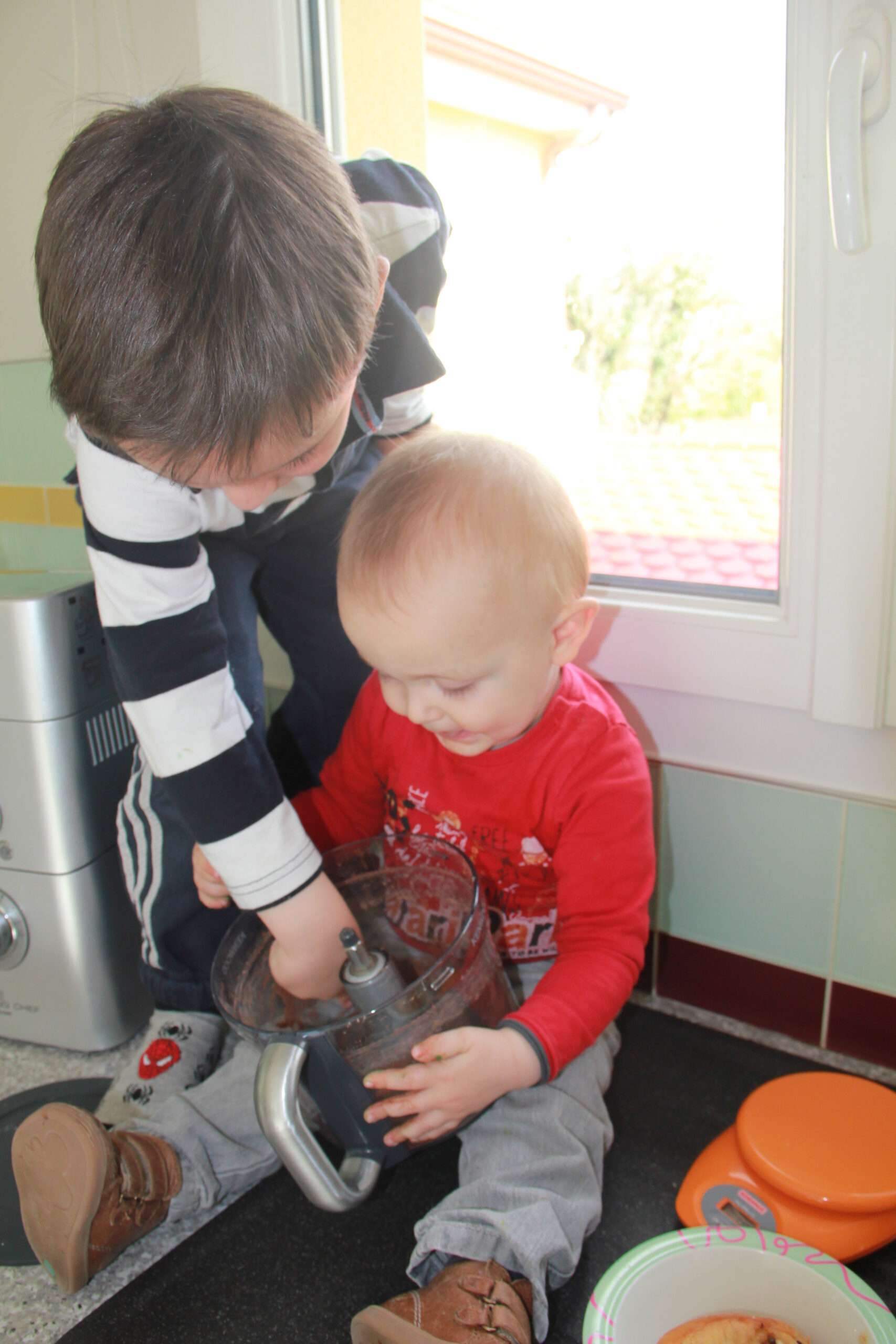 Le jour où j'ai débarqué en Normandie 4 Les deux fils de Maria en train de cuisiner autour du robot dans la cuisine familiale