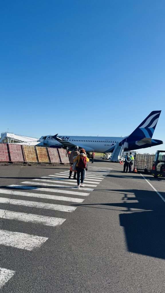 File de voyageurs montant dans un avion Aegean sur le tarmac, entre la France et la Crète