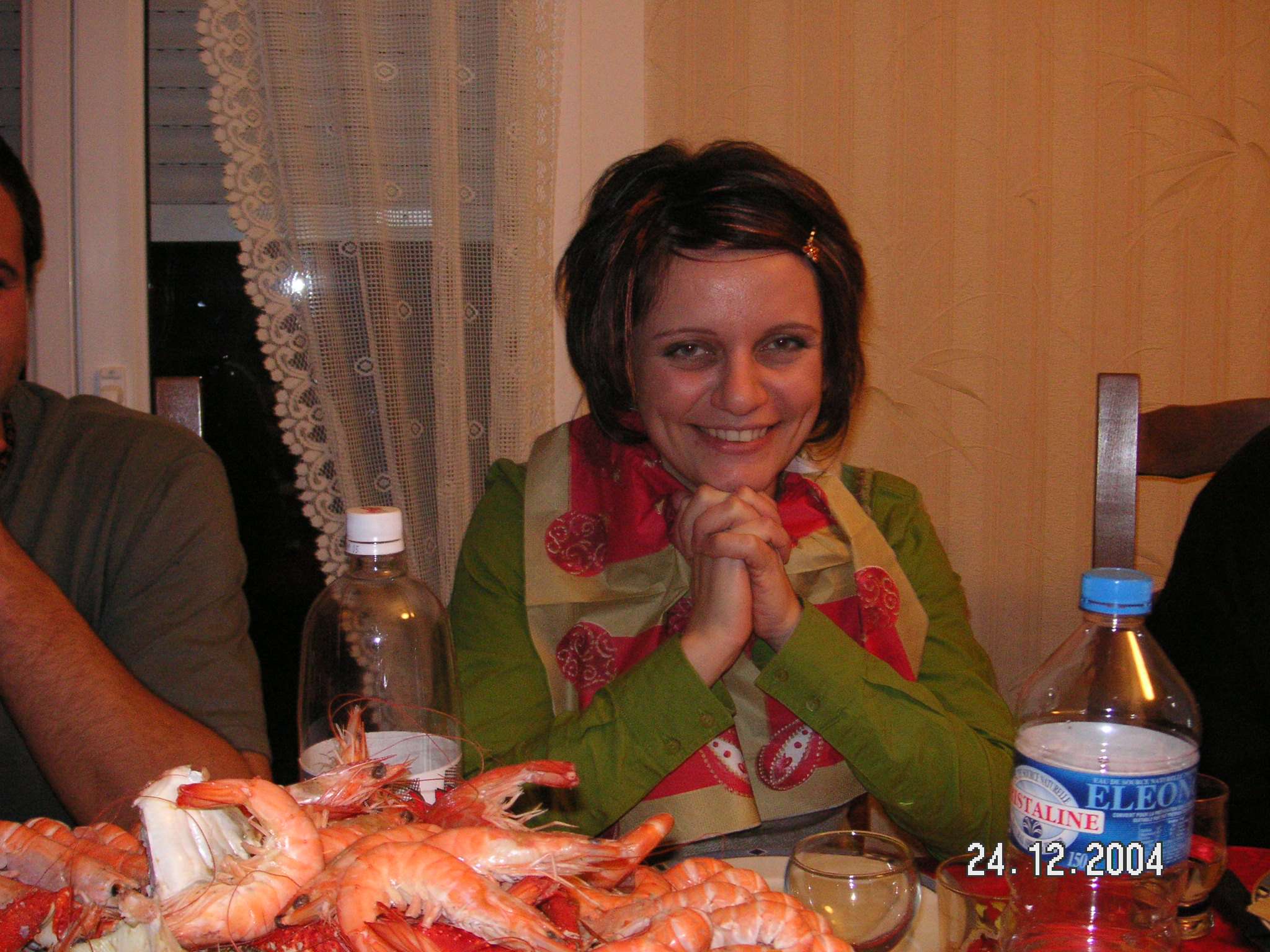 Accueil - Recettes Grecques 9 Maria, blogueuse crétoise, à table lors d'un repas de fête en Normandie en décembre 2004, à la découverte de la cuisine française