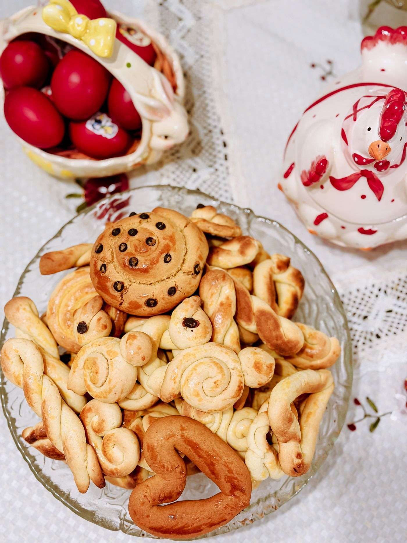Koulourakia lambriatika, biscuits de Pâques grecs torsadés et dorés, avec des œufs rouges