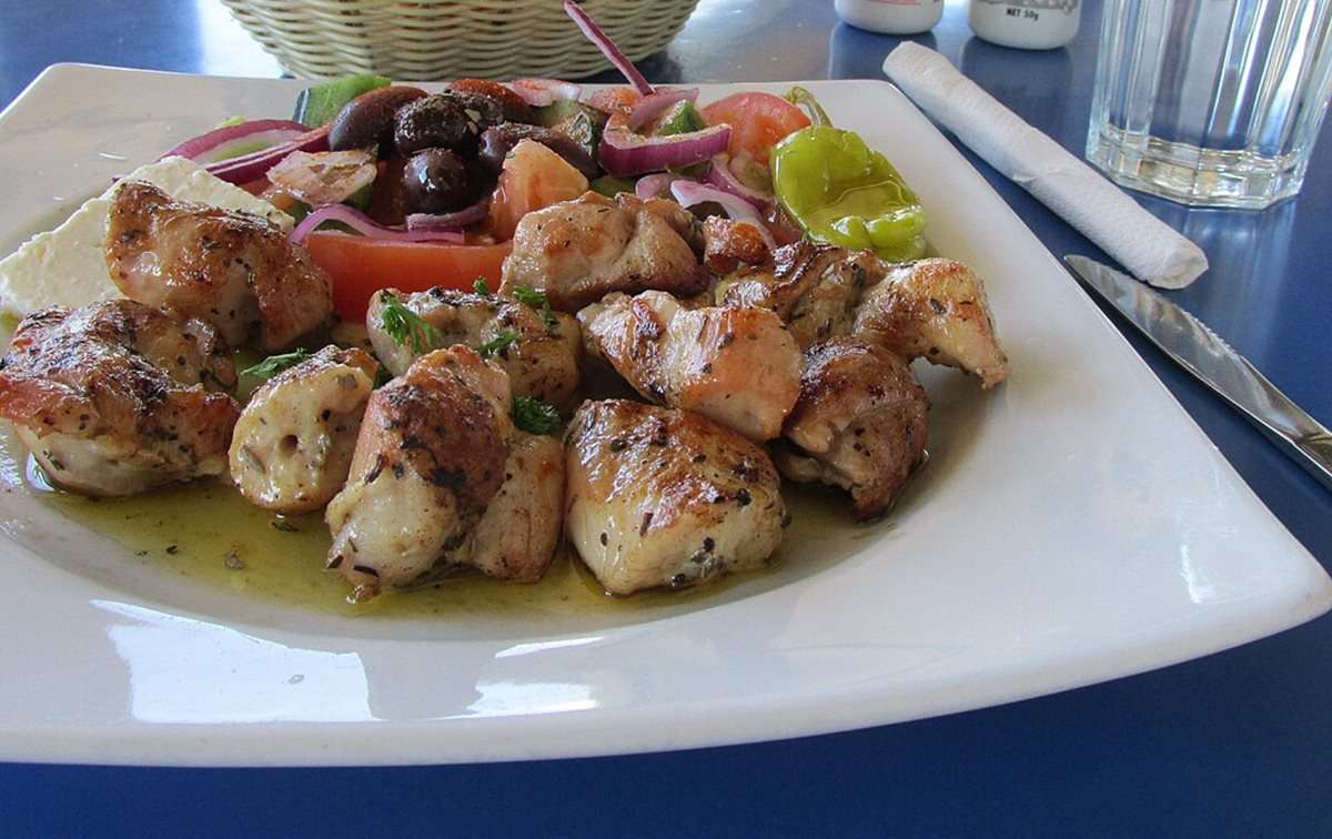 Blanc de poulet à la grecque 1 Blanc de poulet à la grecque, morceaux marinés et grillés à l'huile d'olive avec salade grecque et feta