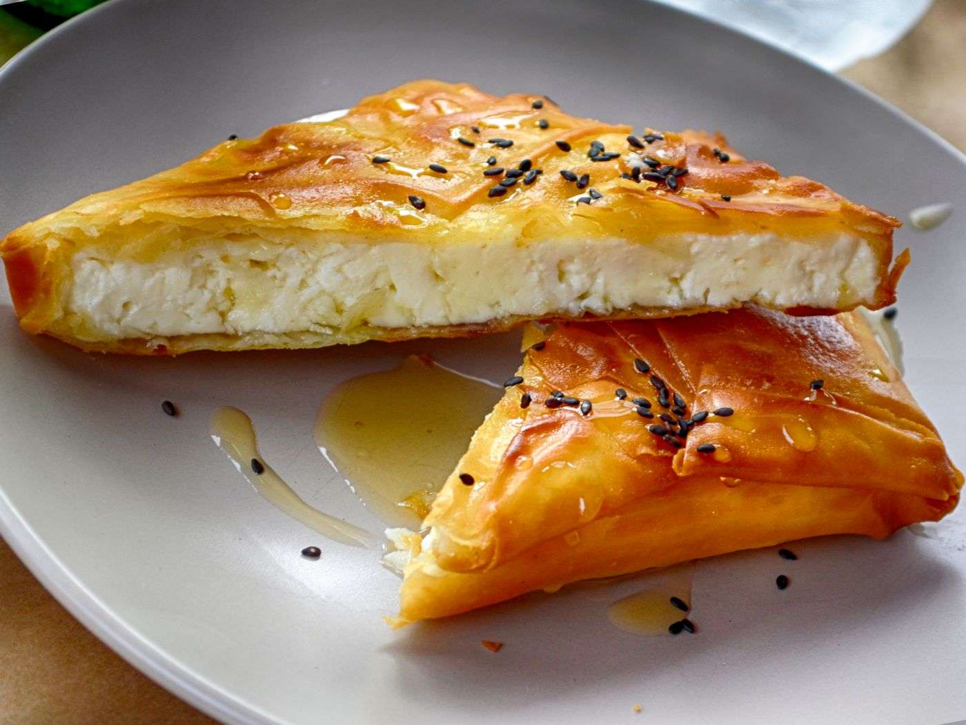 Bougatsa salee au fromage feta, feuillete grec dore et croustillant coupe en parts