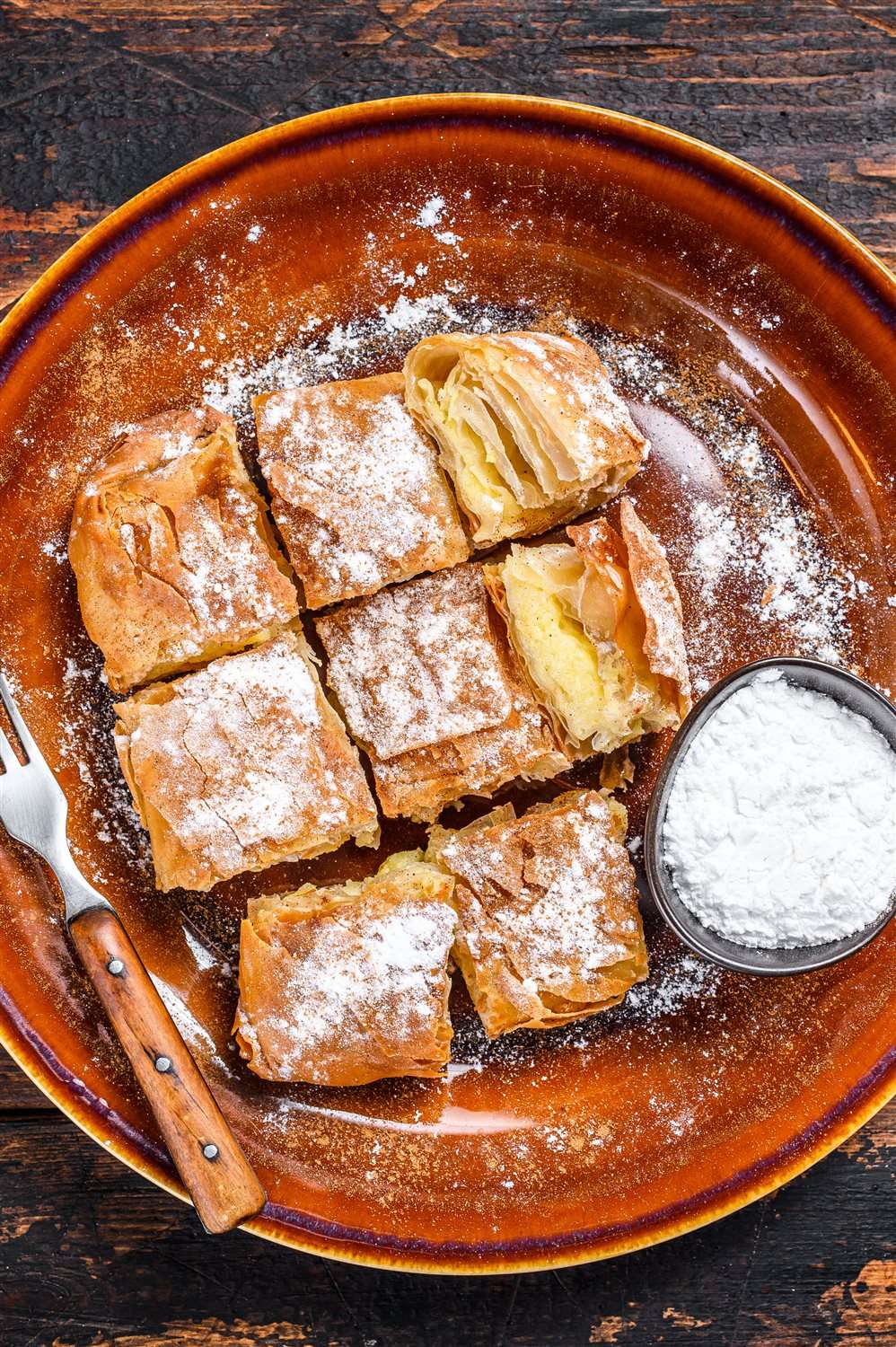 Bougatsa grecque, feuilleté doré à la crème de semoule, sucre glace et cannelle