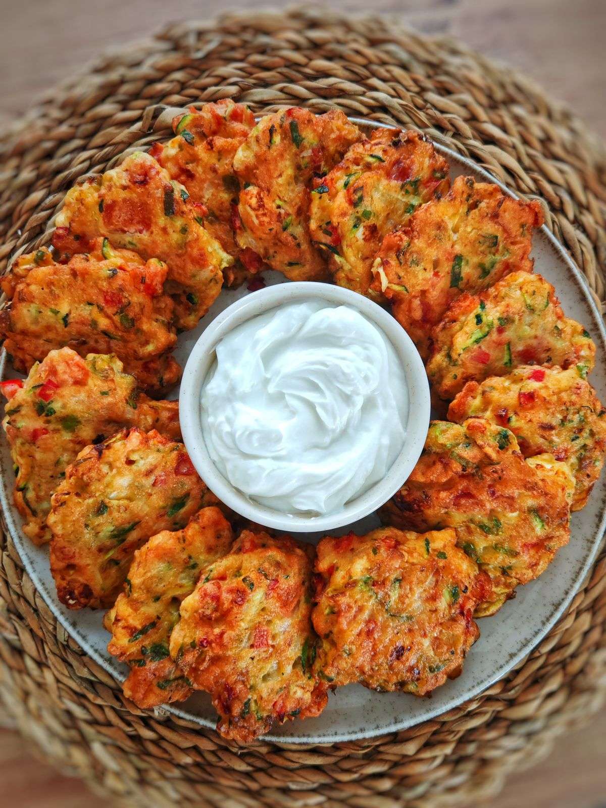 Boulettes de citrouille et feta frites facon cretoise dans une assiette