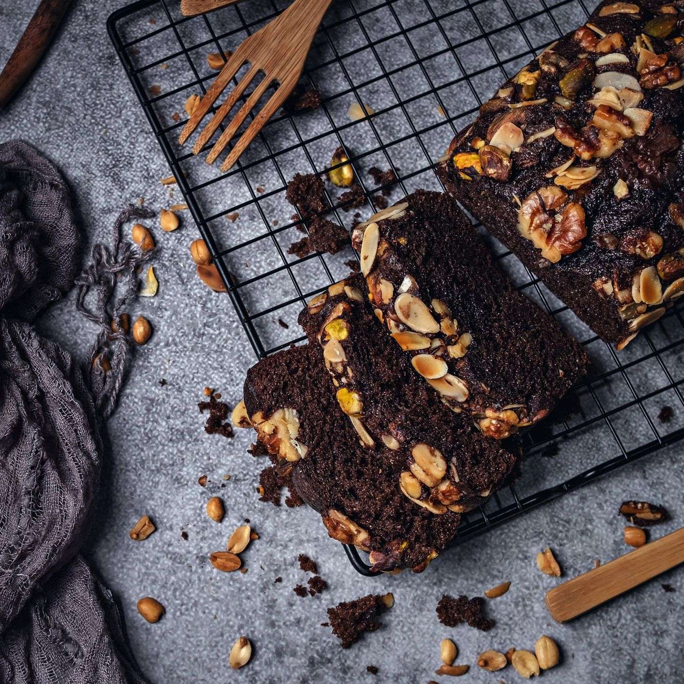 Cake a la caroube et noisettes - le chocolat des Cretois 1 Cake a la caroube et noisettes tranche, moelleux et fondant a la grecque