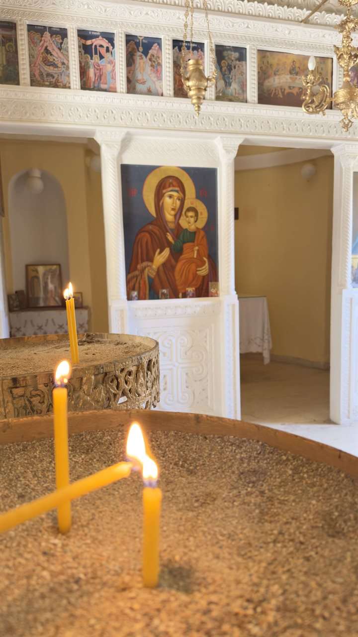 Bougies allumées et icônes dans une petite chapelle orthodoxe de Crète