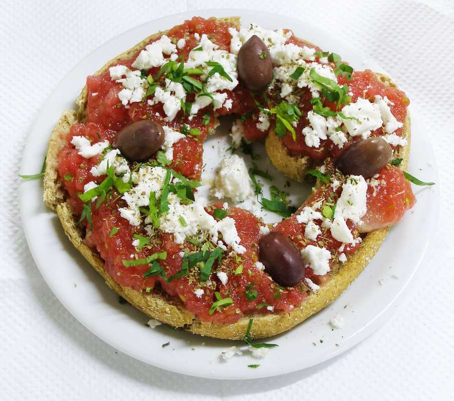 Cuisine crétoise : dakos au fromage frais, tomate, olives et huile d'olive