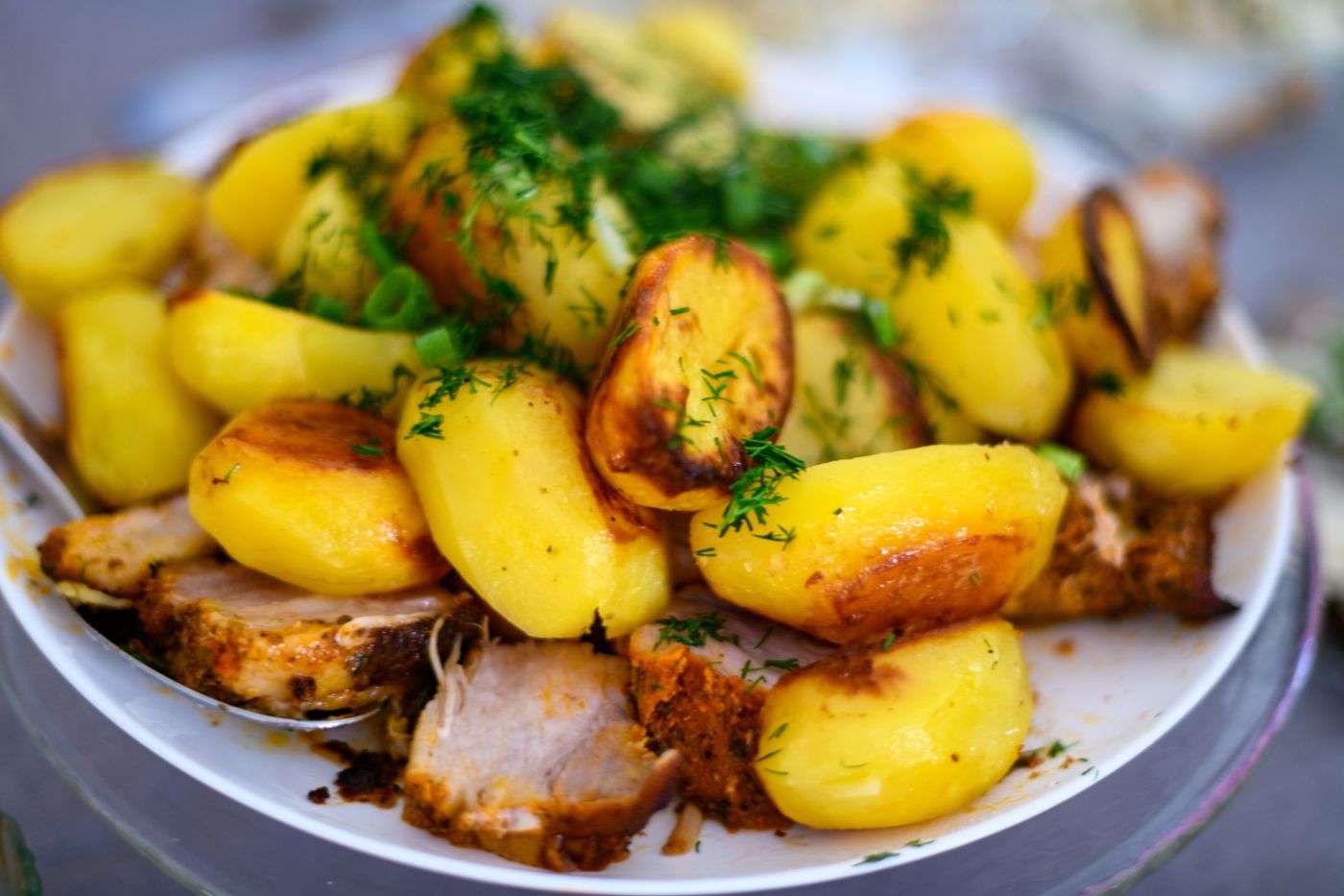 Épaule d'agneau au four avec pommes de terre rôties à la grecque, origan et huile d'olive