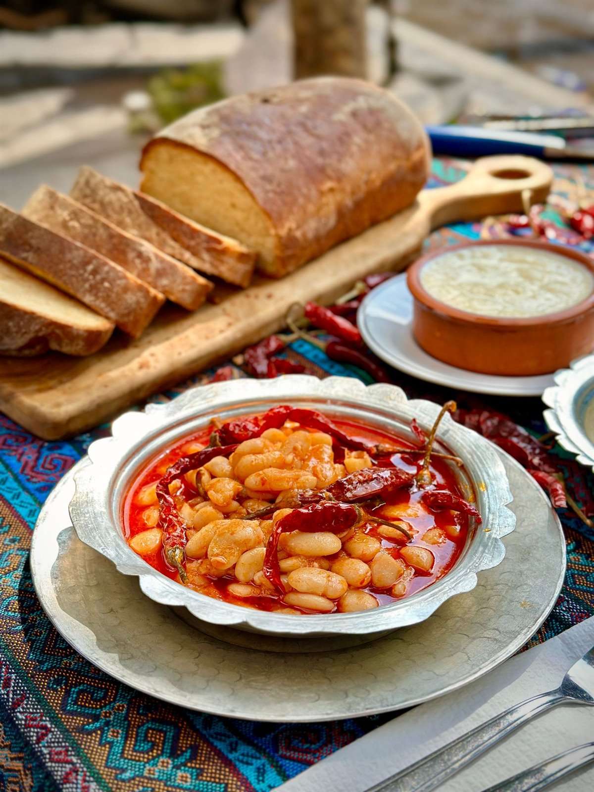 Haricots blancs au céleri et carottes – Fasolada 1 Fasolada grecque, soupe de haricots blancs à la tomate avec du pain de campagne