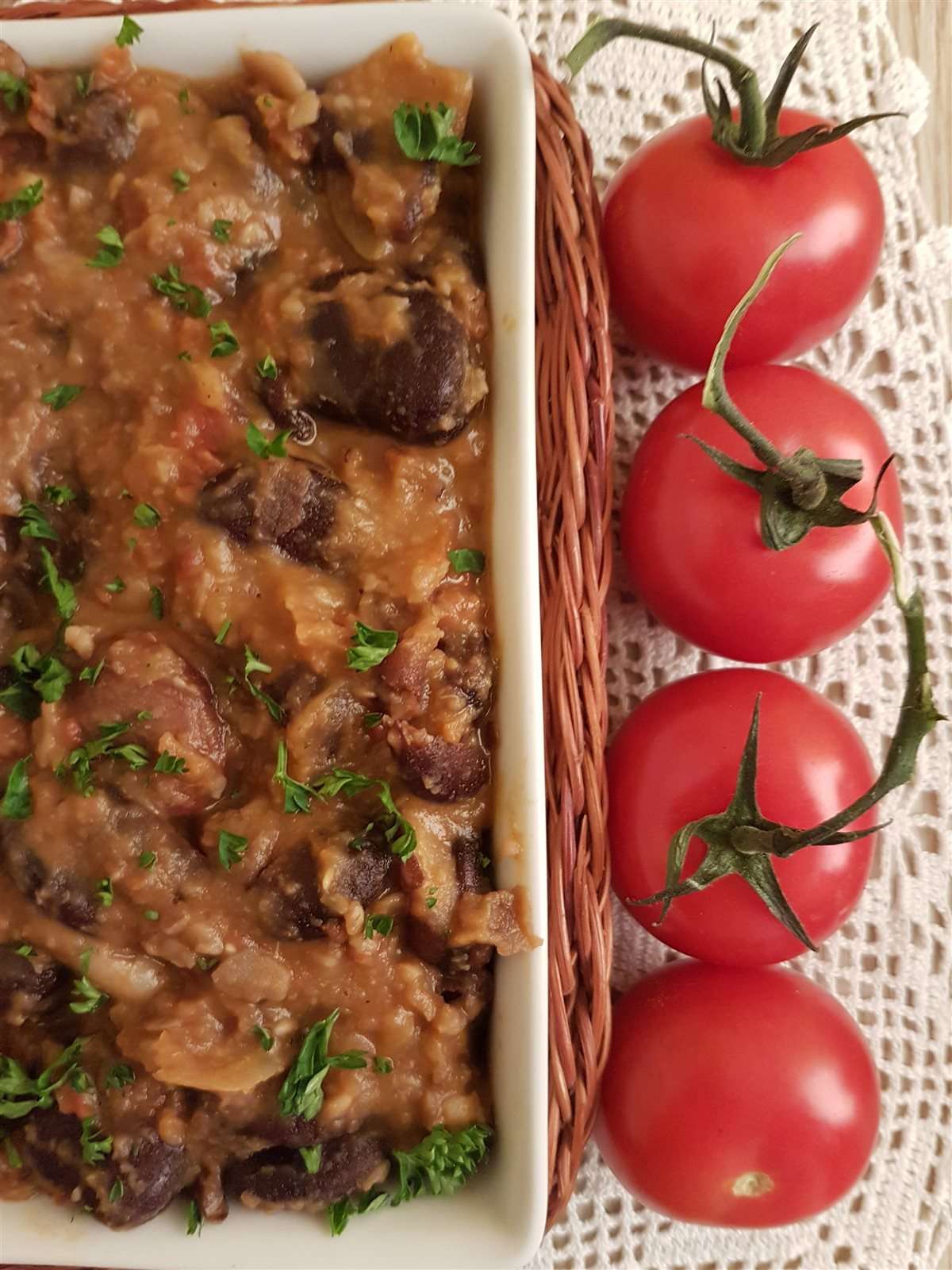 Fèves à la tomate, koukia mijotées à la grecque dans leur plat