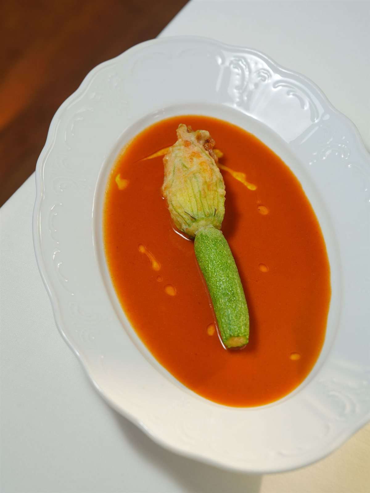 Fleur de courgette farcie kolokithoanthi gemisti dans sa sauce tomate