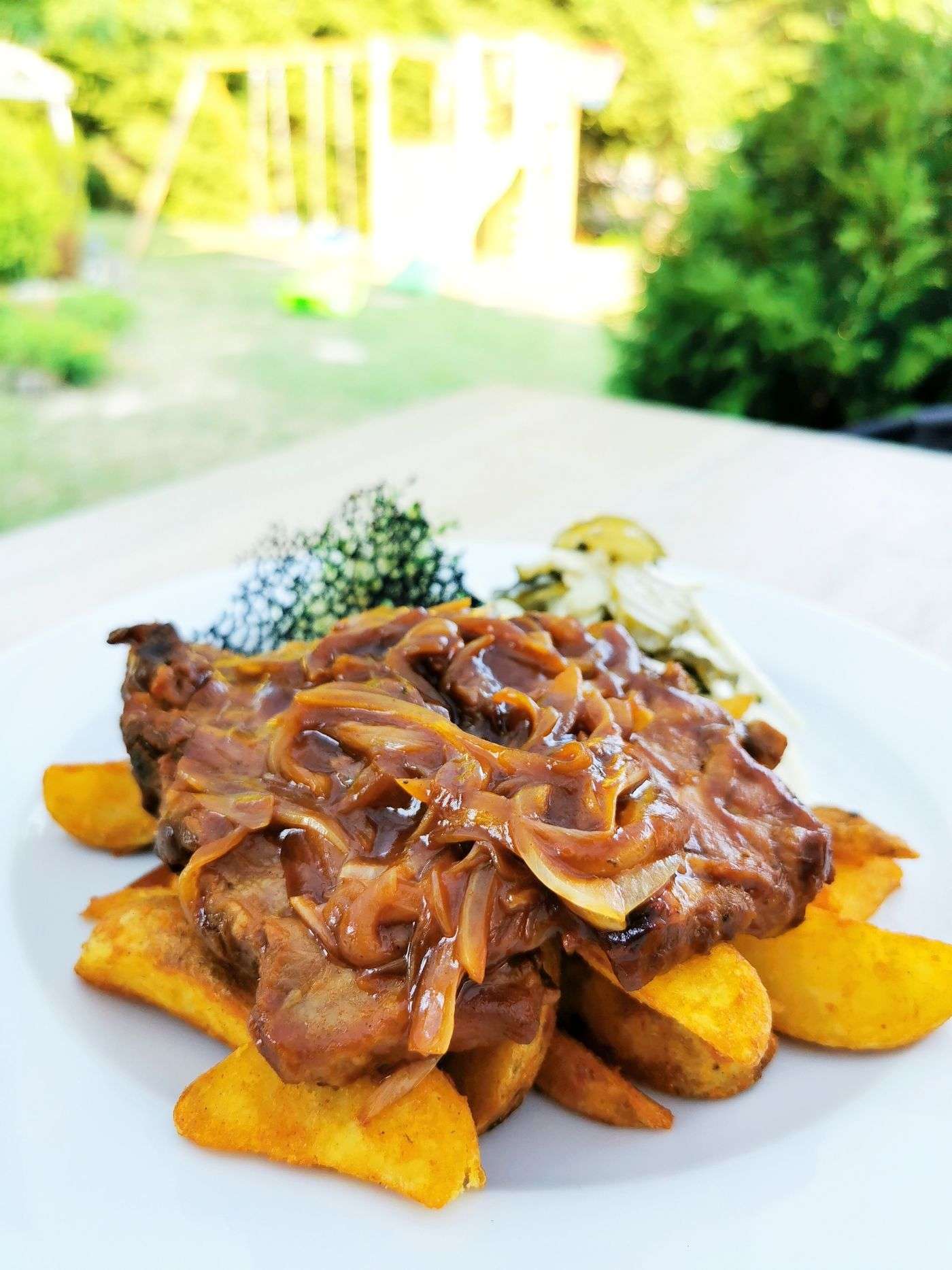 Foie de veau a la cretoise 1 Foie de veau a la cretoise poele et deglace, avec oignons et huile d'olive de Crete