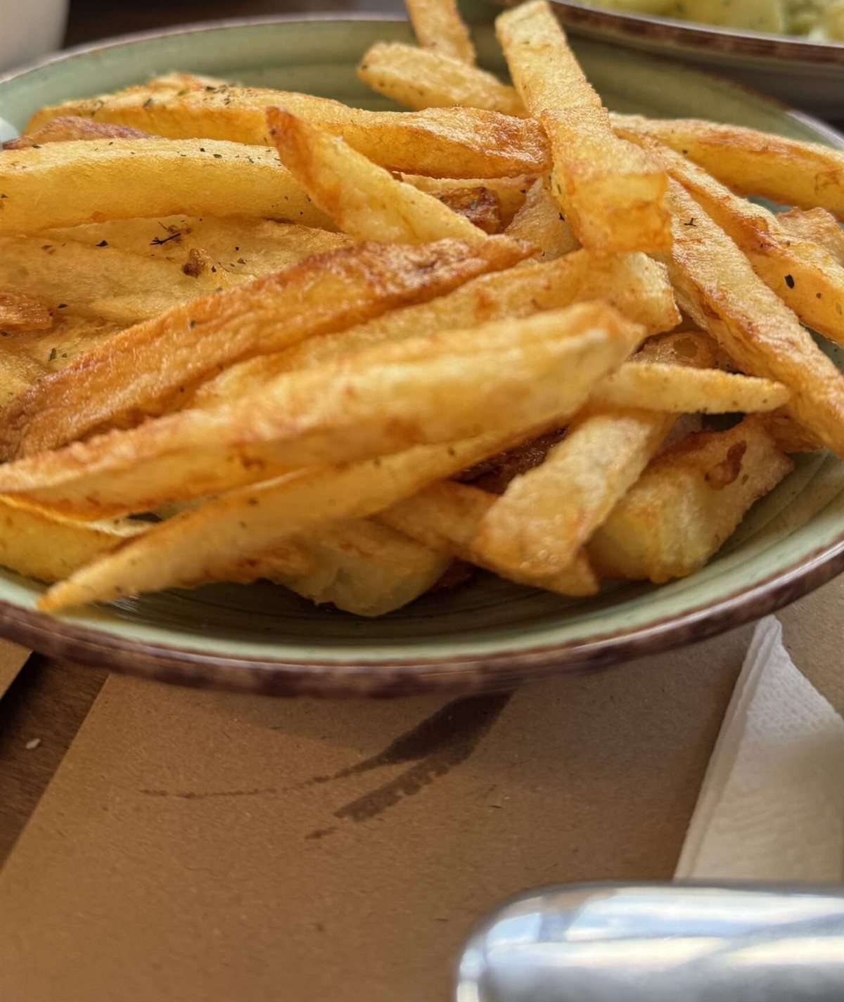 La cuisine de ma grand-mère se faisait à la pif 11 Frites maison dorées à l'huile d'olive dans une assiette, recette crétoise