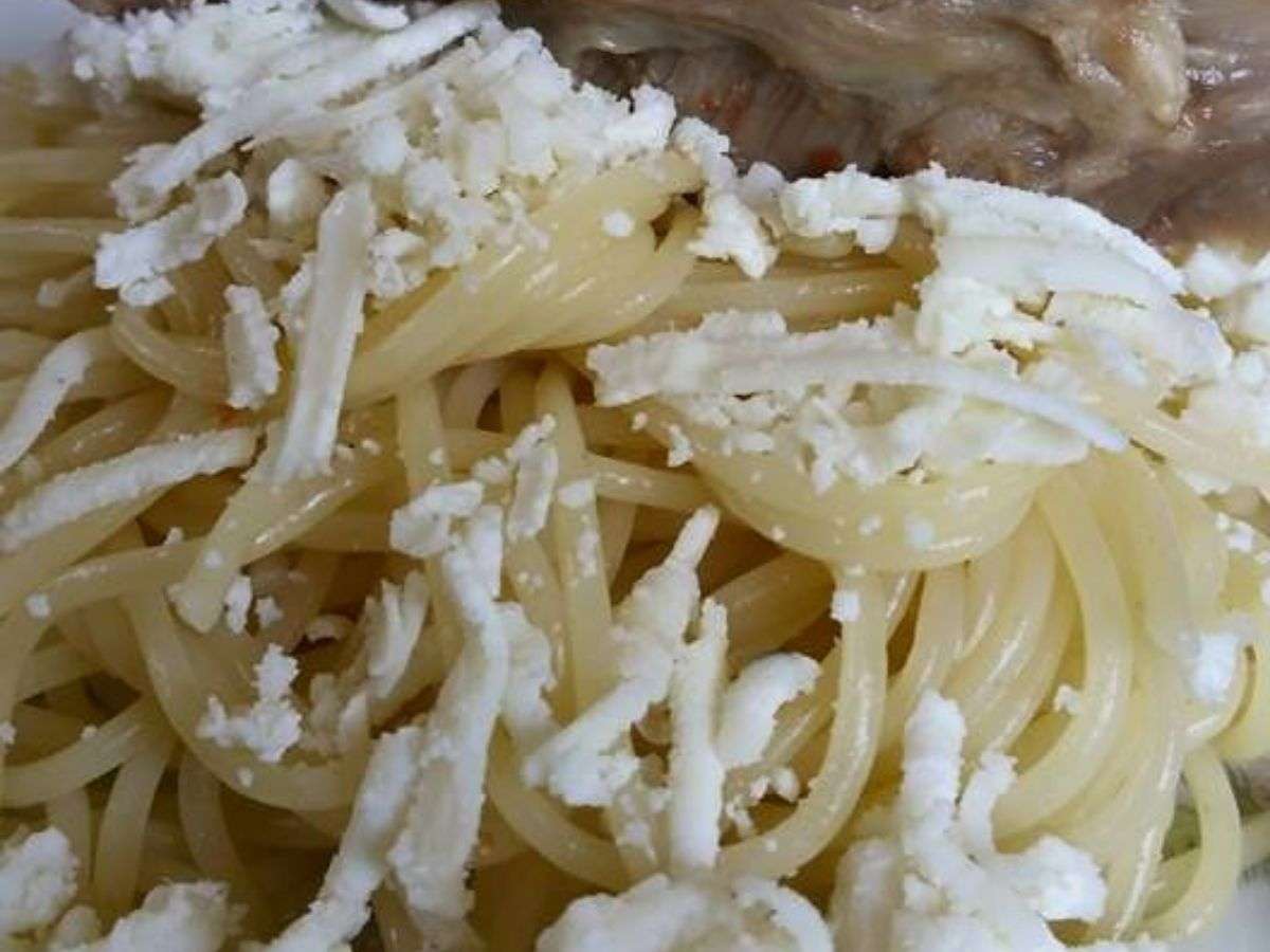 Fusilli à l'anthotyro et aux tomates séchées 1 Pâtes à l'anthotyro sec râpé, le fromage crétois, recette avec tomates séchées, câpres et origan